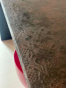 Recupero tavolo consolle - particolare rivestimento in microcemento operato