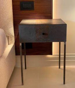 Comodinocon rivestimento in microcemento operato