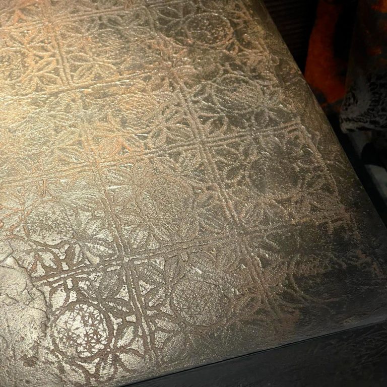 Comodino con rivestimento in microcemento operato - particolare