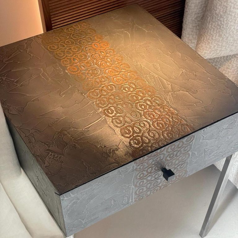 Comodino con rivestimento in microcemento operato