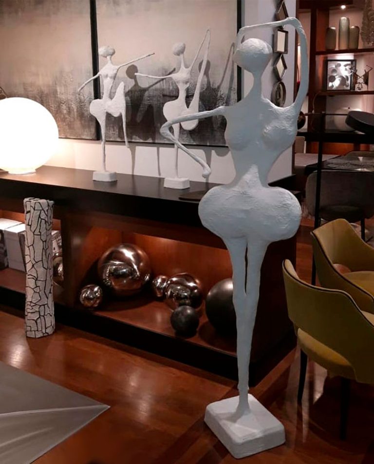Scultura: ballerina in cartapesta