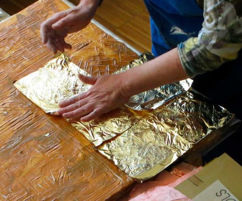 Barbara Gallas - lavorazione pannello con foglia d'oro